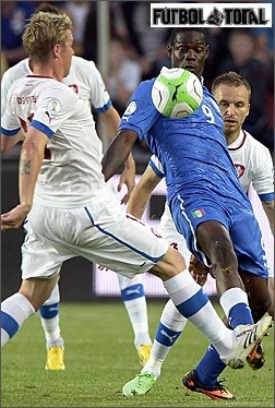 Thomas Hubschman usando unos viejos Adidas Predator Absolute