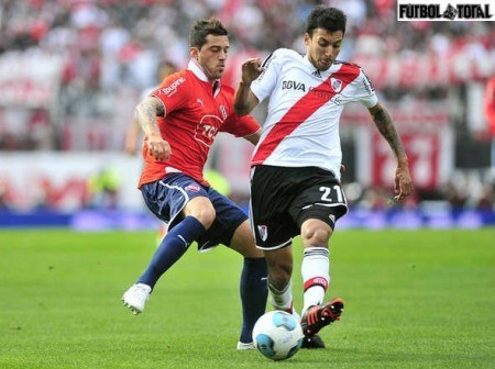 Hernán Fredes usando unos Adidas RS7