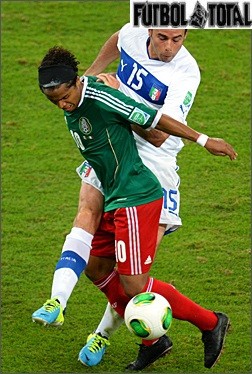Giovani Dos Santos en unos CTR360 pintados de negro